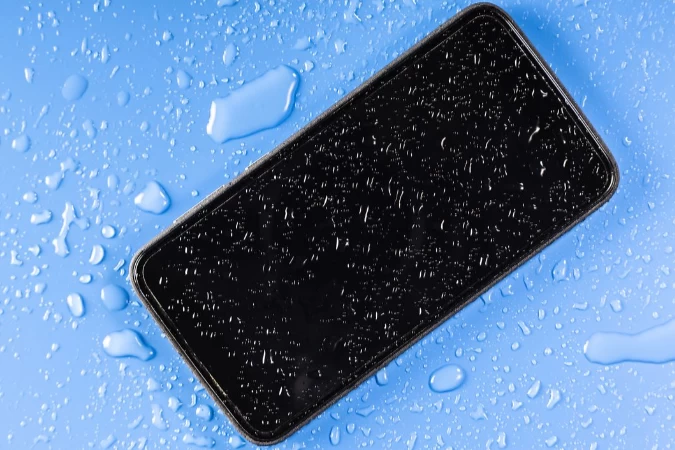 Правильний спосіб врятувати смартфон після потрапляння води